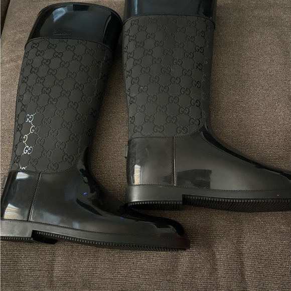 Original Gucci Rain Boots. They may have been worn once. They are clean. - Picture 2 of 6